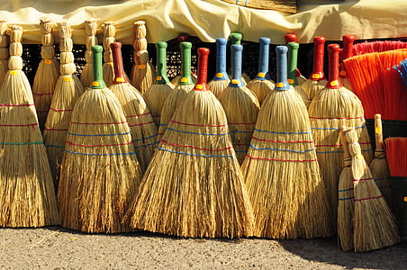 brown broom head lot thumbnail