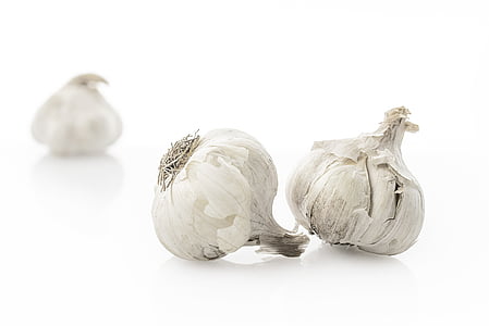 two white onions thumbnail