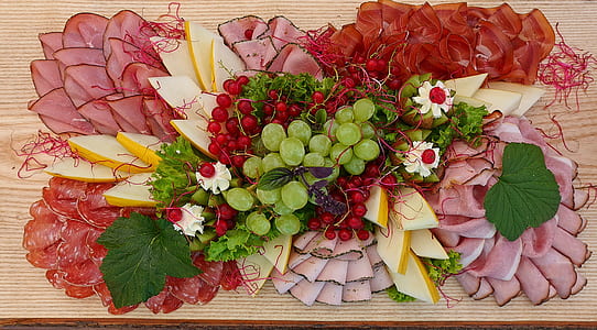 green grapes on sliced hams thumbnail