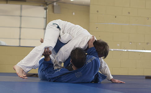 two person fighting in the gym thumbnail