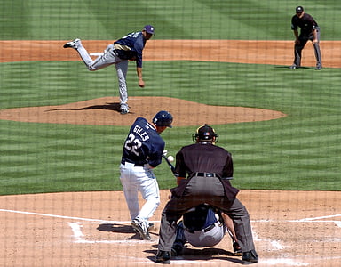 group of people playing baseball thumbnail