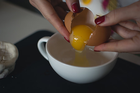 Cracking an egg thumbnail