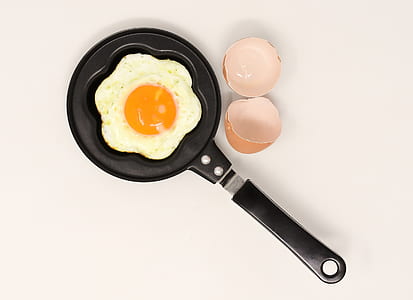 fry egg on pan thumbnail