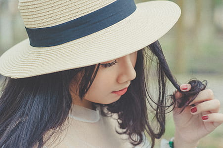 Selective Focus Photography of Woman With Brown Sun Hat thumbnail