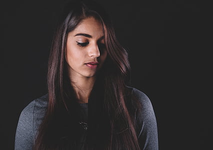 woman wearing gray crew-neck t-shirt thumbnail