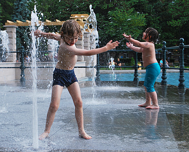 toddlers playing on dancing water fountain thumbnail