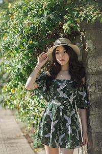 woman leaning on wall thumbnail
