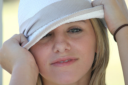 woman wearing white and gray hat thumbnail