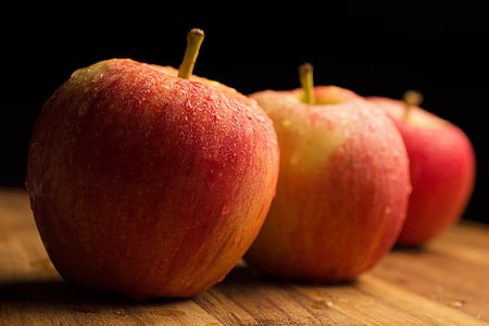 three red apples thumbnail