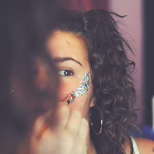 woman doing makeup thumbnail