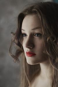 woman with red lipstick thumbnail