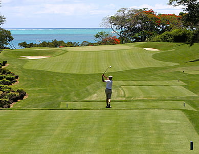 man stroking golf club thumbnail