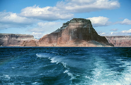 Boating on Lake Powell in Arizona thumbnail