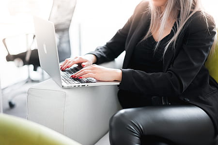 Business Woman Entrepreneur Working in the Office thumbnail
