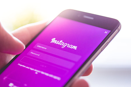 Instagram App Login Splash Screen Logo on iPhone thumbnail