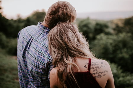 woman leaning to man thumbnail