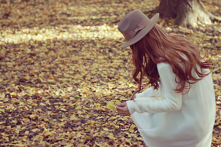 Photo of woman wearing white dress thumbnail