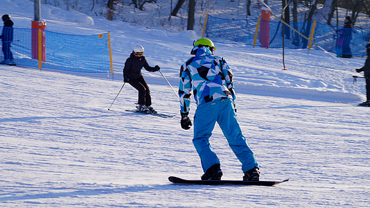 person snowboarding near blue net thumbnail