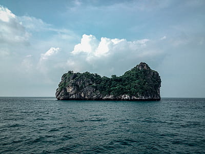 island in the middle of the ocean thumbnail