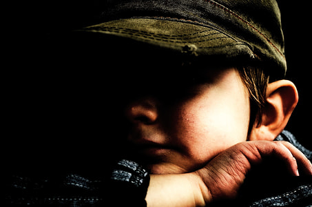 photo of person wearing brown curve-brimmed cap thumbnail