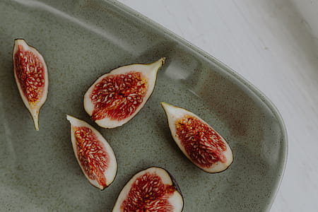 Bowl of crunchy granola and figs thumbnail