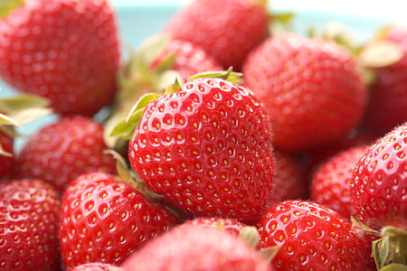 bunch of strawberries thumbnail