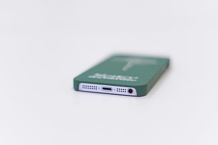 silver iPhone 4 and green case thumbnail