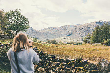 woman standing infronting brown wall thumbnail