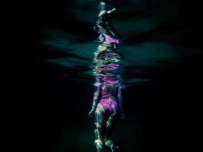 woman under water thumbnail