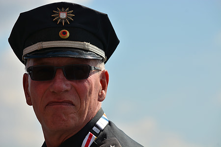 man wearing black hat thumbnail