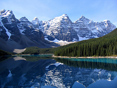Moraine Lake, and the Valley of the Ten Peaks in Banff National Park, Alberta, Canada thumbnail