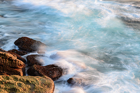 waves splashing on shore thumbnail
