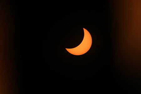 photo of crescent moon thumbnail