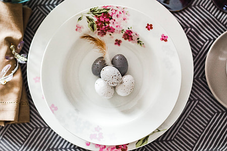 Round dinner table decorated with easter motifs thumbnail