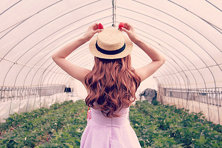woman wearing a brown hat thumbnail