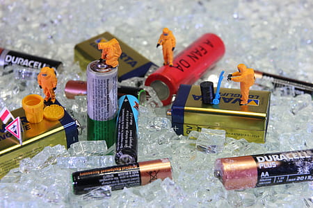 Two construction men hammering chocolate bar mini figures | free photos |  UIHere