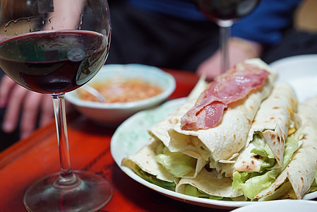 selective focus photography of bacon on flatbread thumbnail