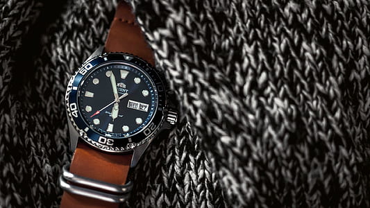 analog watch displaying 04:56 thumbnail