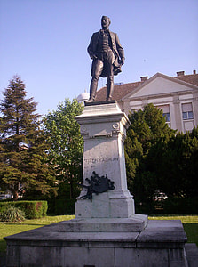 Kálmán Tóth Square and Statue, Baja thumbnail