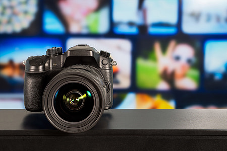 DSLR camera and lens thumbnail