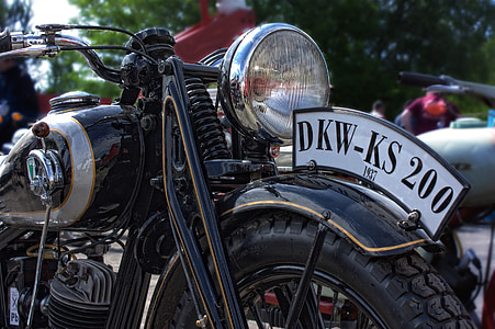 black cruiser motorcycle on focus photo thumbnail