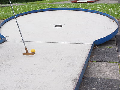 brown golf putter on field thumbnail