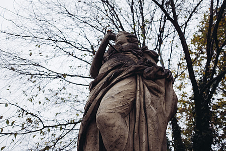 Female statue thumbnail