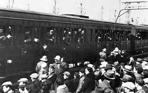 Italian soldiers on their way to fight the Second Italo-Abyssinian War thumbnail