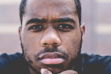man wearing black crew-neck t-shirt thumbnail