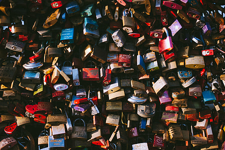 Love locks in Cologne, Germany thumbnail