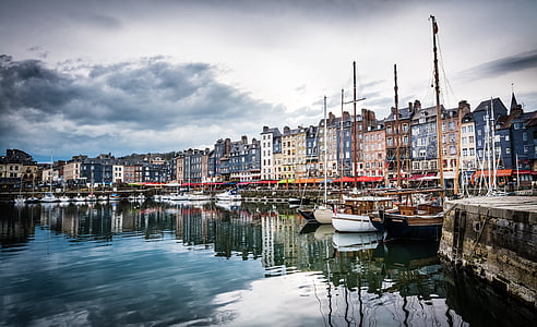 boats near buildings thumbnail