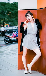 woman leaning on wall thumbnail