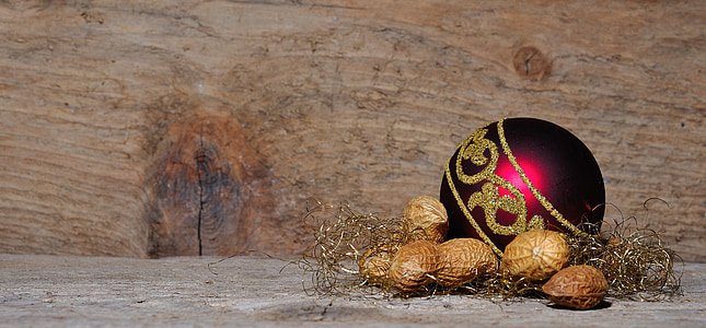 photo of red and brown bauble thumbnail