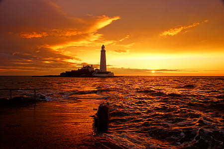 Maiden's Tower on golden hour thumbnail